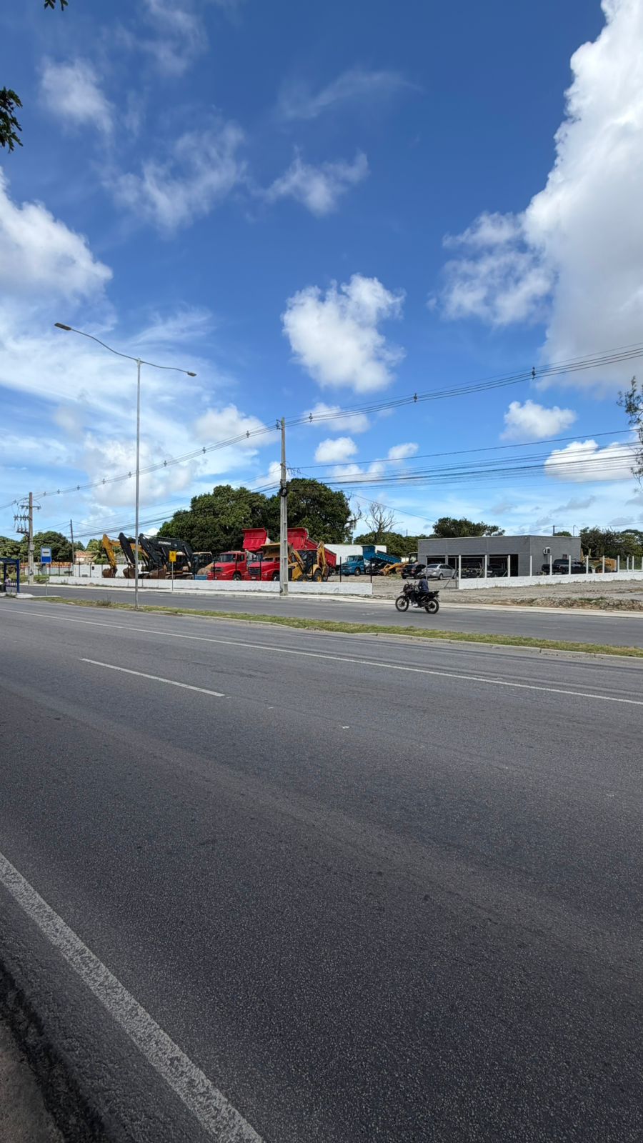 Pátio da TransCruz com a frota de máquinas e caminhões